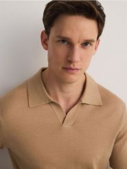 Sweter polo z wełny merino - beżowy. Brązowe swetry męskie Reserved, l, bez wzorów, z wełny, bez kołnierzyka, bez ramiączek. W wyprzedaży za 129.99 zł.