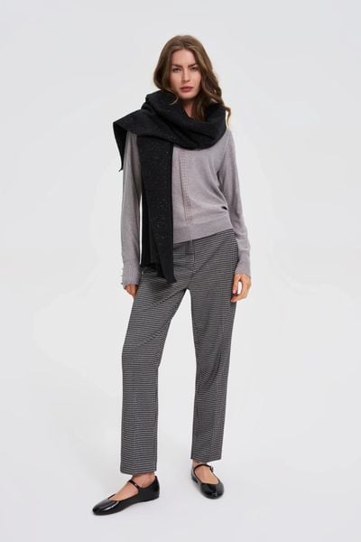 Gładki szal czarny. Czarne szaliki damskie MOODO, bez wzorów, z poliesteru. W wyprzedaży za 59.99 zł.