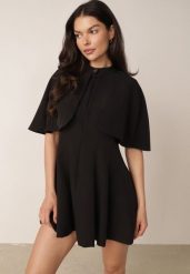 Czarna Elegancka Sukienka Rozkloszowana z Narzutką Imitującą Pelerynkę Faneno. Czarne sukienki damskie Born2be, na co dzień, l, bez wzorów, eleganckie, bez kołnierzyka, bez ramiączek, mini, rozkloszowane. Za 199.99 zł.