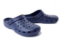 AXIM 9K2818G navy, klapki basenowe męskie. Niebieskie klapki męskie Axim, w ażurowe wzory, bez zapięcia. Za 29.99 zł.