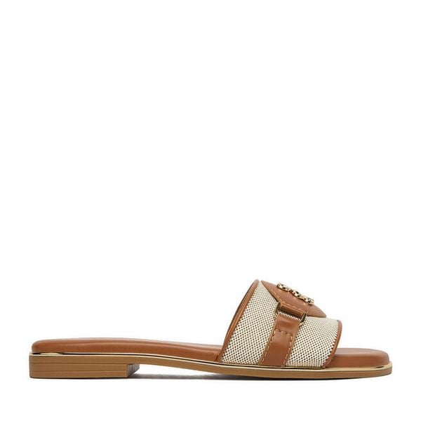 Klapki Nine West. Brązowe klapki damskie Nine West, bez wzorów, bez obcasa, bez zapięcia. Za 159.99 zł.