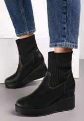 Czarne Botki z Elastyczną Cholewką na Koturnie Sesezi. Czarne botki damskie Renee, z aplikacjami, eleganckie, bez obcasa, na koturnie, bez zapięcia. Za 159.99 zł.