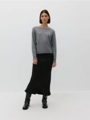 Gładki sweter - szary. Szare swetry nierozpinane damskie Reserved, l, bez wzorów, z dzianiny, bez kołnierzyka, bez ramiączek. W wyprzedaży za 49.99 zł.