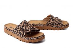 RIEKER V8763-61 beige combination, klapki damskie. Brązowe klapki damskie Rieker, na lato, bez wzorów, bez obcasa, bez zapięcia. Za 289.90 zł.