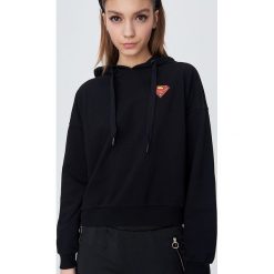 Bluza z kapturem Superman - Czarny. Czarne bluzy damskie Sinsay, s, bez wzorów, bez ramiączek, z kapturem. Za 59.99 zł.