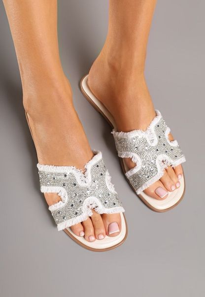 Białe Klapki Vices z Cholewką Ozdobioną Cyrkoniami i Wycięciami Galozi. Białe klapki damskie Renee, z aplikacjami, z jeansu, eleganckie, bez obcasa, na płaskiej podeszwie, bez zapięcia. Za 79.99 zł.