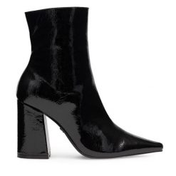 Botki Nine West. Czarne botki damskie Nine West, bez wzorów, bez obcasa, na słupku, bez zapięcia. Za 259.99 zł.