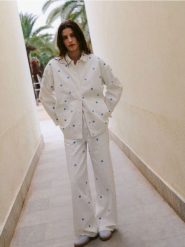 Jeansy wide leg z haftem - złamana biel. Jeansy damskie Reserved, bez wzorów, z bawełny. Za 159.99 zł.