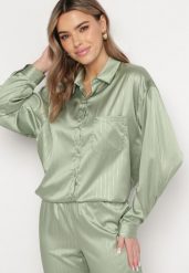 Zielona Klasyczna Koszula z Guzikami z Metaliczną Nicią i Satynowym Wykończeniem Aestia. Zielone koszule damskie Born2be, m, bez wzorów, z satyny, klasyczne, bez kołnierzyka, bez ramiączek. Za 109.99 zł.