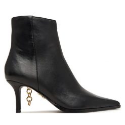 Botki Steve Madden. Czarne botki damskie Steve Madden, bez wzorów, bez obcasa, na płaskiej podeszwie, bez zapięcia. Za 689.99 zł.
