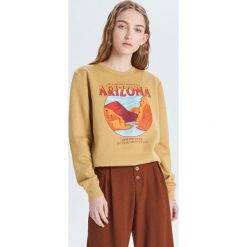 Bluza z nadrukiem - Beżowy. Brązowe bluzy damskie Cropp, l, bez wzorów, bez ramiączek, bez kaptura. Za 99.99 zł.