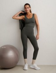 Damskie legginsy z wysokim stanem, squat proof, dla niskich Sense zielone. Zielone legginsy damskie Aim'n, bez wzorów, z elastanu. Za 297.00 zł.
