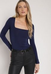 Granatowa Bluzka Alexusi. Niebieskie bluzki damskie Born2be, l, bez wzorów, z dzianiny, eleganckie, bez kołnierzyka, bez ramiączek. Za 79.99 zł.