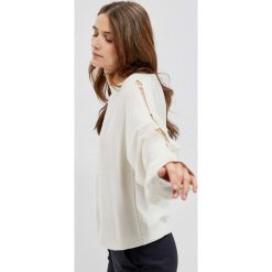 Sweter z ozdobnymi rękawami. Brązowe swetry nierozpinane damskie MOODO, s, bez wzorów, z poliamidu, bez kołnierzyka, bez ramiączek. W wyprzedaży za 54.99 zł.