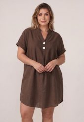 Brązowa Bawełniana Sukienka o Pudełkowym Kroju z Ozdobnymi Guzikami Kateira. Brązowe sukienki damskie Born2be, na co dzień, l, bez wzorów, z bawełny, bez kołnierzyka, bez ramiączek, mini, proste. Za 99.99 zł.