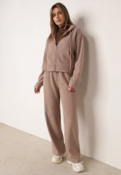 Ciemnobeżowy Komplet Dresowy z Prążkowanej Dzianiny Szerokie Spodnie i Bluza z Kapturem Sinoh. Brązowe bluzy damskie Born2be, l, bez wzorów, z dresówki, eleganckie, bez ramiączek, z kapturem. Za 169.99 zł.