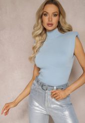 Jasnoniebieska Bluzka ze Stójką z Usztywnionymi Ramionami i Szerokim Ściągaczem Aswara. Niebieskie bluzki damskie Renee, bez wzorów, z jeansu, eleganckie, bez kołnierzyka, bez ramiączek. Za 44.99 zł.