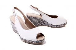 TAMARIS 28375-20 117 white, sandały damskie. Białe sandały damskie Tamaris, bez wzorów, z gumy, bez obcasa, na koturnie, bez zapięcia. Za 203.94 zł.