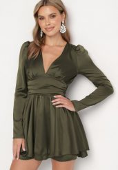 Zielona Satynowa Sukienka Mini z Głębokim Dekoltem i Wiązaniem z Tyłu Liadan. Zielone sukienki damskie Born2be, na imprezę, m, bez wzorów, z satyny, eleganckie, bez kołnierzyka, bez ramiączek, mini. Za 99.99 zł.