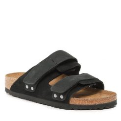 Klapki Birkenstock. Czarne klapki damskie Birkenstock, bez wzorów, bez obcasa, bez zapięcia. Za 629.99 zł.