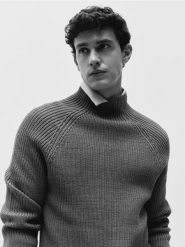 Prążkowany sweter z niską stójką - ciemnoszary. Szare swetry męskie Reserved, l, bez wzorów, z dzianiny, bez kołnierzyka, bez ramiączek. Za 159.99 zł.