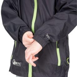 Kurtka Trespass Qikpac - unisex, pakowana, wodoodporna, czarna. Czarne kurtki męskie Trespass, na zimę, bez wzorów, z bawełny, bez ramiączek, do biegania. Za 101.90 zł.