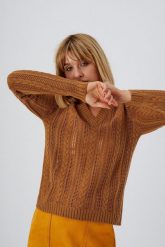 Sweter ze wzorem warkocza. Brązowe swetry nierozpinane damskie MOODO, s, bez wzorów, klasyczne, bez kołnierzyka, bez ramiączek. W wyprzedaży za 29.99 zł.