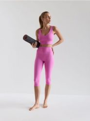 Legginsy capri - intensywny róż. Czerwone legginsy damskie Reserved, bez wzorów, z dzianiny. Za 99.99 zł.