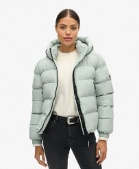 Kurtka sportowa pikowana z kapturem SUPERDRY. Szare kurtki sportowe damskie Superdry, bez wzorów, bez ramiączek, z kapturem. Za 440.60 zł.