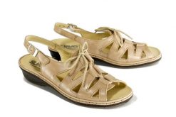 SUAVE 711040-8 sandy, sandały damskie. Brązowe sandały damskie Suave, bez wzorów, z gumy, bez obcasa, na koturnie, bez zapięcia. Za 335.67 zł.