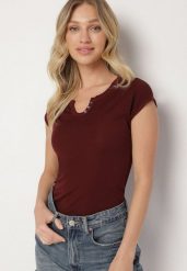 Bordowy T-shirt o Dopasowanym Kroju z Wycięciem i Guzikami przy Dekolcie Ballirea. Czerwone t-shirty damskie Born2be, m, bez wzorów, z materiału, klasyczne, bez kołnierzyka, bez ramiączek. Za 49.99 zł.