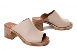 Artiker Relaks 58C3109 beżowy, klapki damskie. Brązowe klapki damskie Artiker Relaks, na lato, bez wzorów, bez obcasa, bez zapięcia. Za 229.90 zł.