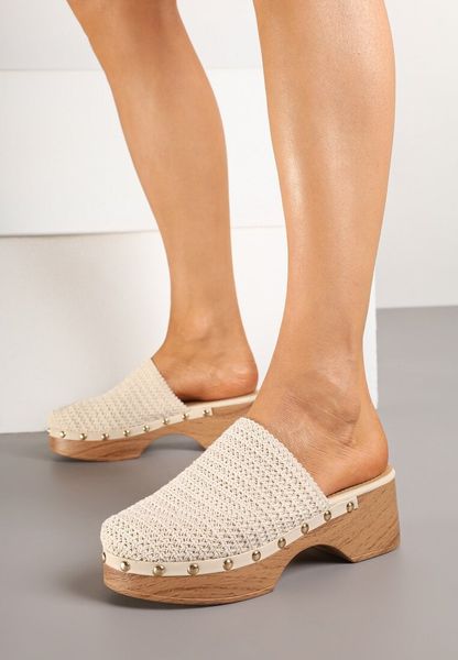 Beżowe Klapki na Grubej Podeszwie w Stylu Chodaków Morialda. Brązowe klapki damskie Born2be, z aplikacjami, z jeansu, eleganckie, z okrągłym noskiem, bez obcasa, na obcasie, bez zapięcia. Za 109.99 zł.