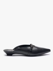 Czarne mule z paskiem na miniobcasie. Czarne czółenka damskie Ryłko, bez wzorów, ze skóry, eleganckie, bez obcasa, na obcasie, bez zapięcia. Za 379.99 zł.