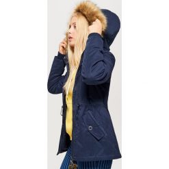 Parka z kapturem - Granatowy. Niebieskie parki damskie Cropp, l, bez wzorów, bez kołnierzyka, z kapturem. Za 199.99 zł.