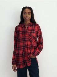 Koszula w kratę z wiskozy - czerwony. Czerwone koszule damskie Reserved, l, bez wzorów, z wiskozy, bez kołnierzyka, bez ramiączek. W wyprzedaży za 79.99 zł.