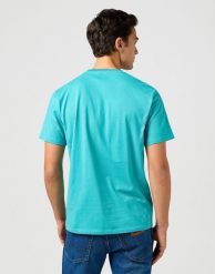 MESKA KOSZULKA WRANGLER SMALL LOGO TEE LATIGO BAY 112362813. T-shirty męskie Wrangler, l, bez wzorów, bez kołnierzyka, bez ramiączek. Za 79.99 zł.