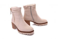 RIEKER Y9041-60 beige, botki damskie. Brązowe botki damskie Rieker, na zimę, bez wzorów, bez obcasa, na obcasie, bez zapięcia. Za 379.90 zł.
