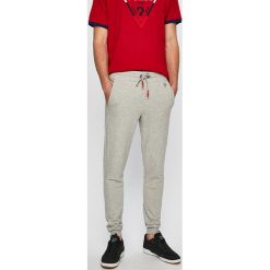 Guess Jeans - Spodnie. Szare spodnie materiałowe męskie Guess Jeans, z aplikacjami, z bawełny. W wyprzedaży za 219.90 zł.