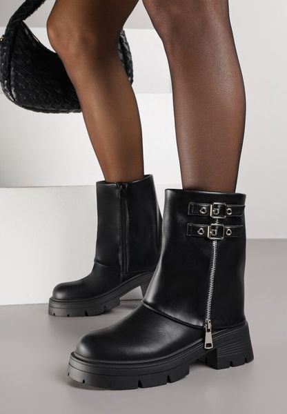 Czarne Botki ze Skóry Naturalnej w Stylu Biker z Wywiniętą Cholewką Suwakiem i Dwiema Klamrami Adarrive. Czarne botki damskie Born2be, bez wzorów, z jeansu, klasyczne, bez obcasa, na płaskiej podeszwie, bez zapięcia. Za 249.99 zł.