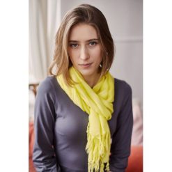Szal wiskozowy Capri ONE SIZE żółty. Żółte szaliki damskie Marie Zélie, na wiosnę, bez wzorów, z bawełny. W wyprzedaży za 76.20 zł.