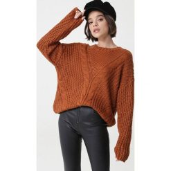 Camelowy Sweter Lilianne. Brązowe swetry nierozpinane damskie Born2be, uniwersalny, bez wzorów, z dzianiny, klasyczne, z asymetrycznym kołnierzem, bez ramiączek. Za 119.99 zł.