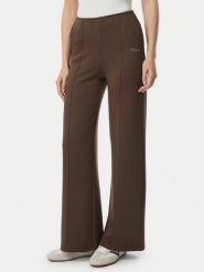 Guess Spodnie dresowe V4YB07 KCAY2 Khaki Regular Fit. Brązowe spodnie dresowe damskie Guess, z aplikacjami, z dresówki. Za 335.99 zł.
