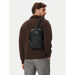 Plecak Guess. Czarne plecaki męskie Guess, z aplikacjami, młodzieżowe. Za 364.99 zł.