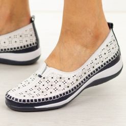 Białe ażurowe skórzane półbuty damskie Cambell 40336. Białe półbuty damskie Cambell, na lato, w ażurowe wzory, z jeansu, biznesowe, z okrągłym noskiem, bez obcasa, bez zapięcia. W wyprzedaży za 157.52 zł.