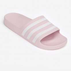 Klapki basenowe ADIDAS Adilette Aqua. Białe klapki damskie Adidas, bez wzorów, z materiału, eleganckie, bez obcasa, bez zapięcia. W wyprzedaży za 79.99 zł.
