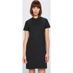 Calvin Klein Jeans - Sukienka. Czarne sukienki damskie Calvin Klein Jeans, do pracy, s, bez wzorów, z bawełny, biznesowe, bez kołnierzyka, bez ramiączek, mini, proste. W wyprzedaży za 239.90 zł.
