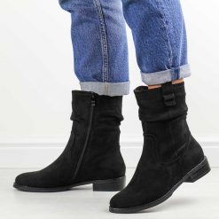 Czarne wysokie zamszowe botki damskie M.Daszyński 2251-14. Czarne botki damskie M.Daszyński, na jesień, bez wzorów, z materiału, eleganckie, bez obcasa, na płaskiej podeszwie, bez zapięcia. Za 179.00 zł.