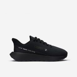 Buty sportowe damskie Decathlon KLNJ Be D. Czarne obuwie sportowe damskie Decathlon, bez wzorów, bez zapięcia, trekkingowe. Za 119.99 zł.