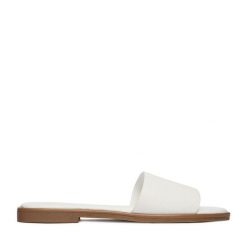 Klapki JENNY. Białe klapki damskie Jenny, bez wzorów, bez obcasa, bez zapięcia. Za 69.99 zł.